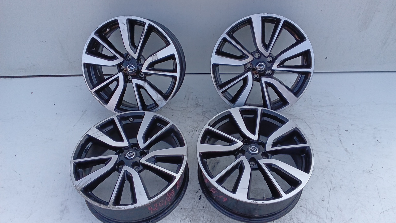 CERCHI IN LEGA 19 NISSAN QASHQAI 2015 5 BUCHI