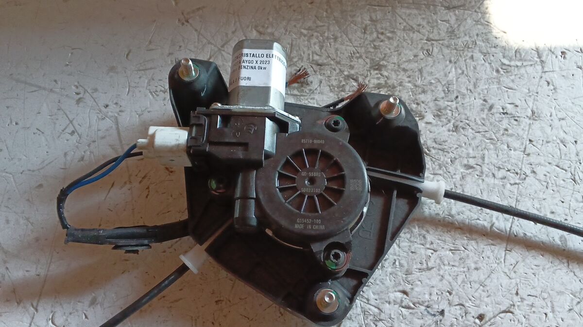 ALZACRISTALLO ANTERIORE SINISTRO TOYOTA AYGO' X 2023 2 PIN — foto 2
